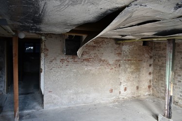<p>Het voorste keldervertrek richting één van de twee scheidingsmuren. In de muur zitten inkassingen ten behoeve van de oorspronkelijk door houten traliewerk afgescheiden ruimte.</p>
